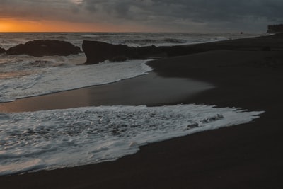 白天海浪拍岸